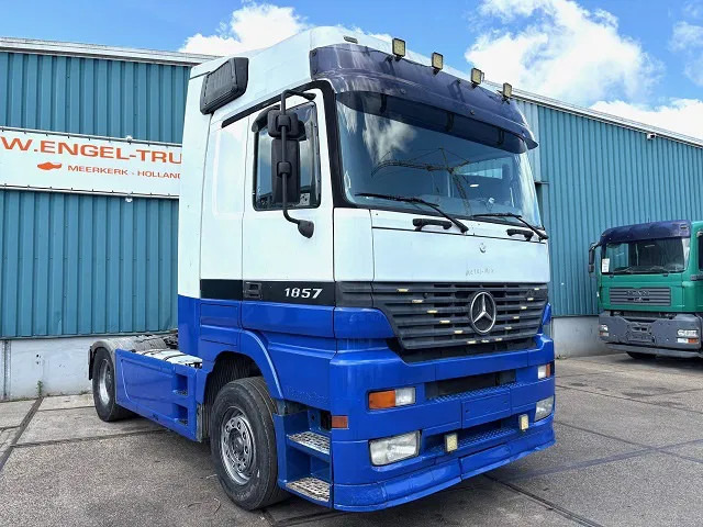 Mercedes-Benz Actros 1857 LS (MP1) MEGASPACE (EPS WITH CLUTCH (3-PEDALS) / RETARDER / REDUCTION AXLE / AIRCONDITIONING) - Tracteur routier: photos 2 Mercedes-Benz Actros 1857 LS (MP1) MEGASPACE (EPS WITH CLUTCH (3-PEDALS) / RETARDER / REDUCTION AXLE / AIRCONDITIONING) - Tracteur routier: photos 2