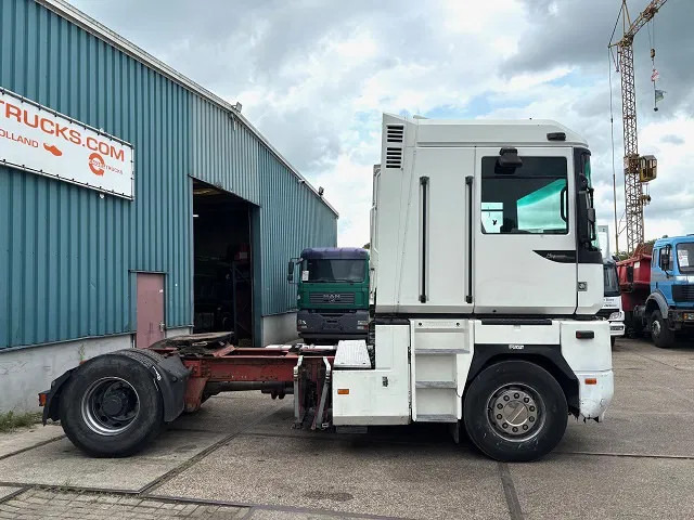 Renault Magnum 440 E-TECH 4x2 (ZF16 MANUAL GEARBOX / RETARDER / REDUCTION AXLE / AIRCONDITIONING) - Tracteur routier: photos 4 Renault Magnum 440 E-TECH 4x2 (ZF16 MANUAL GEARBOX / RETARDER / REDUCTION AXLE / AIRCONDITIONING) - Tracteur routier: photos 4