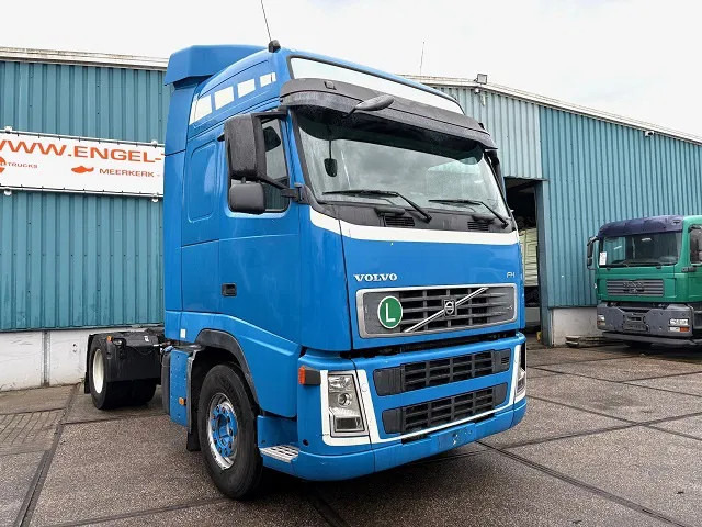 Volvo FH 400 GLOBETROTTER (VIN: 7B446149 / I-SHIFT / ADR-VLG / AIRCONDITIONING / COMPLETE SPOILERSET ON CABIN) - Tracteur routier: photos 2 Volvo FH 400 GLOBETROTTER (VIN: 7B446149 / I-SHIFT / ADR-VLG / AIRCONDITIONING / COMPLETE SPOILERSET ON CABIN) - Tracteur routier: photos 2