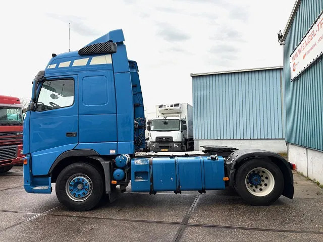 Volvo FH 400 GLOBETROTTER (VIN: 7B446149 / I-SHIFT / ADR-VLG / AIRCONDITIONING / COMPLETE SPOILERSET ON CABIN) - Tracteur routier: photos 5 Volvo FH 400 GLOBETROTTER (VIN: 7B446149 / I-SHIFT / ADR-VLG / AIRCONDITIONING / COMPLETE SPOILERSET ON CABIN) - Tracteur routier: photos 5