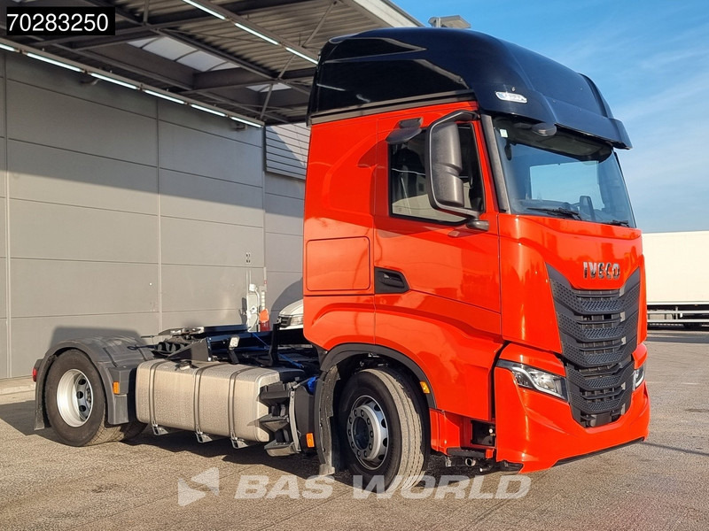 Iveco S-Way 490 4X2 DAMAGED! chassis bent 2x Tanks LED Navi Euro 6 - Tracteur routier: photos 3 Iveco S-Way 490 4X2 DAMAGED! chassis bent 2x Tanks LED Navi Euro 6 - Tracteur routier: photos 3