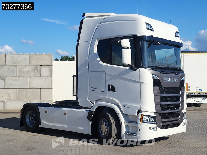 Scania S560 4X2 NEW! Retarder Full-Air 2xTanks Leder Standklima Navi ACC LED - Tracteur routier: photos 3 Scania S560 4X2 NEW! Retarder Full-Air 2xTanks Leder Standklima Navi ACC LED - Tracteur routier: photos 3