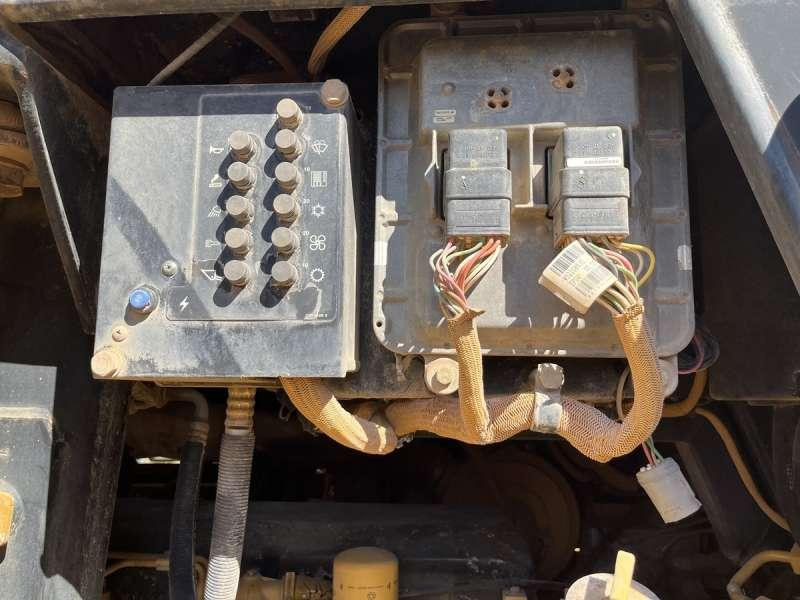 Chargeuse sur chenilles Caterpillar 963C - POUR PIECES: photos 36