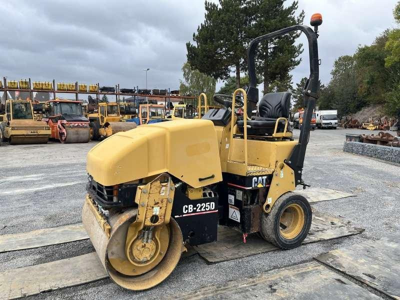 Caterpillar CB225D - Compacteur mixte: photos 3 Caterpillar CB225D - Compacteur mixte: photos 3