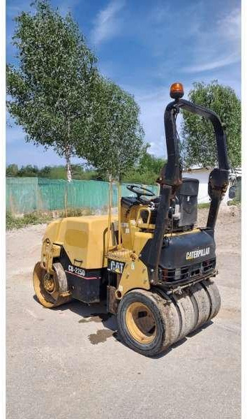 Caterpillar CB225D - Compacteur mixte: photos 3 Caterpillar CB225D - Compacteur mixte: photos 3