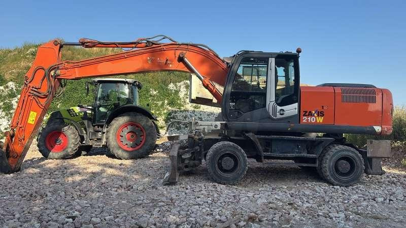 Hitachi Pelle Sur Pneus Hitachi ZX 210 W-3 - Pelle sur pneus: photos 1 Hitachi Pelle Sur Pneus Hitachi ZX 210 W-3 - Pelle sur pneus: photos 1