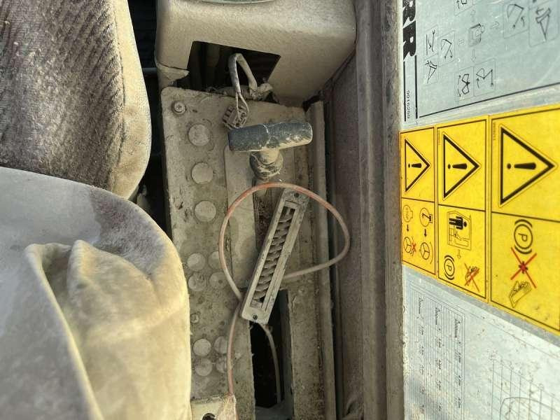 Pelle sur pneus Liebherr A316 - POUR PIECES: photos 41
