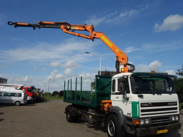 DAF 2300 TURBO HAAKSYSTEEMENPALFINKER KRAAN 9 TON - Camion grue: photos 4 DAF 2300 TURBO HAAKSYSTEEMENPALFINKER KRAAN 9 TON - Camion grue: photos 4