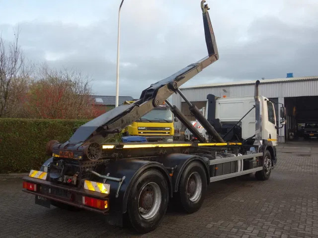 DAF 85.410 CF 6X4 SLEEL SPRINGS MANUAL GEARBOX - Camion ampliroll: photos 2 DAF 85.410 CF 6X4 SLEEL SPRINGS MANUAL GEARBOX - Camion ampliroll: photos 2