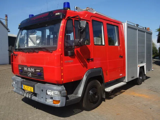MAN LE 220C GODIVA POMP 2000 LITER TANK,MANUAL GEARBOX - Camion de pompier: photos 2 MAN LE 220C GODIVA POMP 2000 LITER TANK,MANUAL GEARBOX - Camion de pompier: photos 2