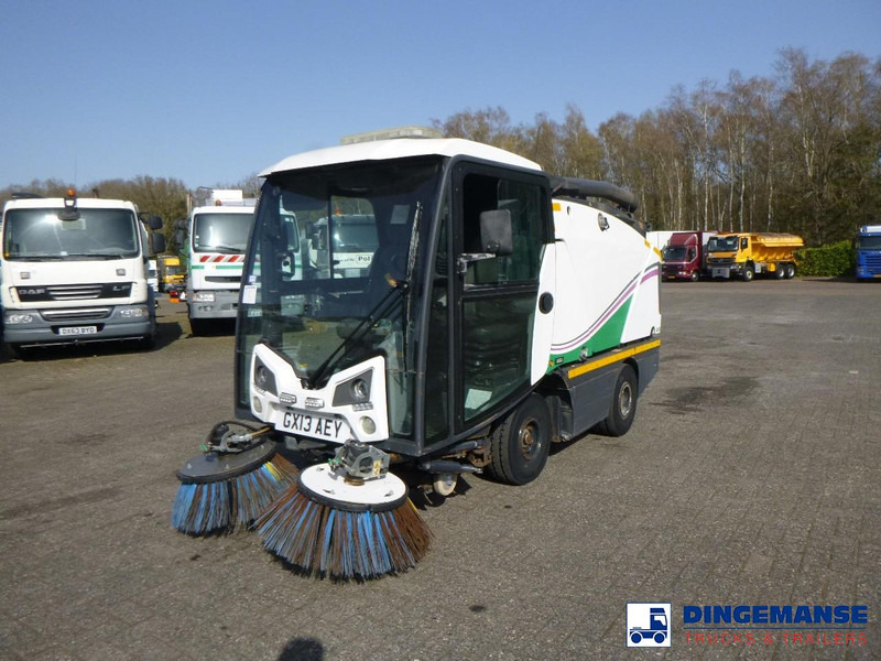 Johnston C202 compact street sweeper - Balayeuse de voirie: photos 1 Johnston C202 compact street sweeper - Balayeuse de voirie: photos 1