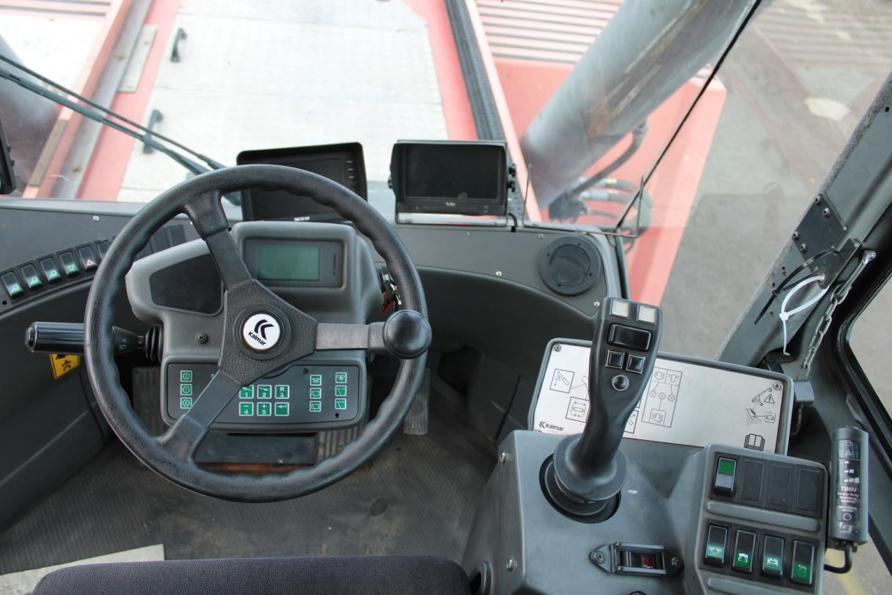 Kalmar DRF450-75S6XS - Reach stacker: photos 4 Kalmar DRF450-75S6XS - Reach stacker: photos 4