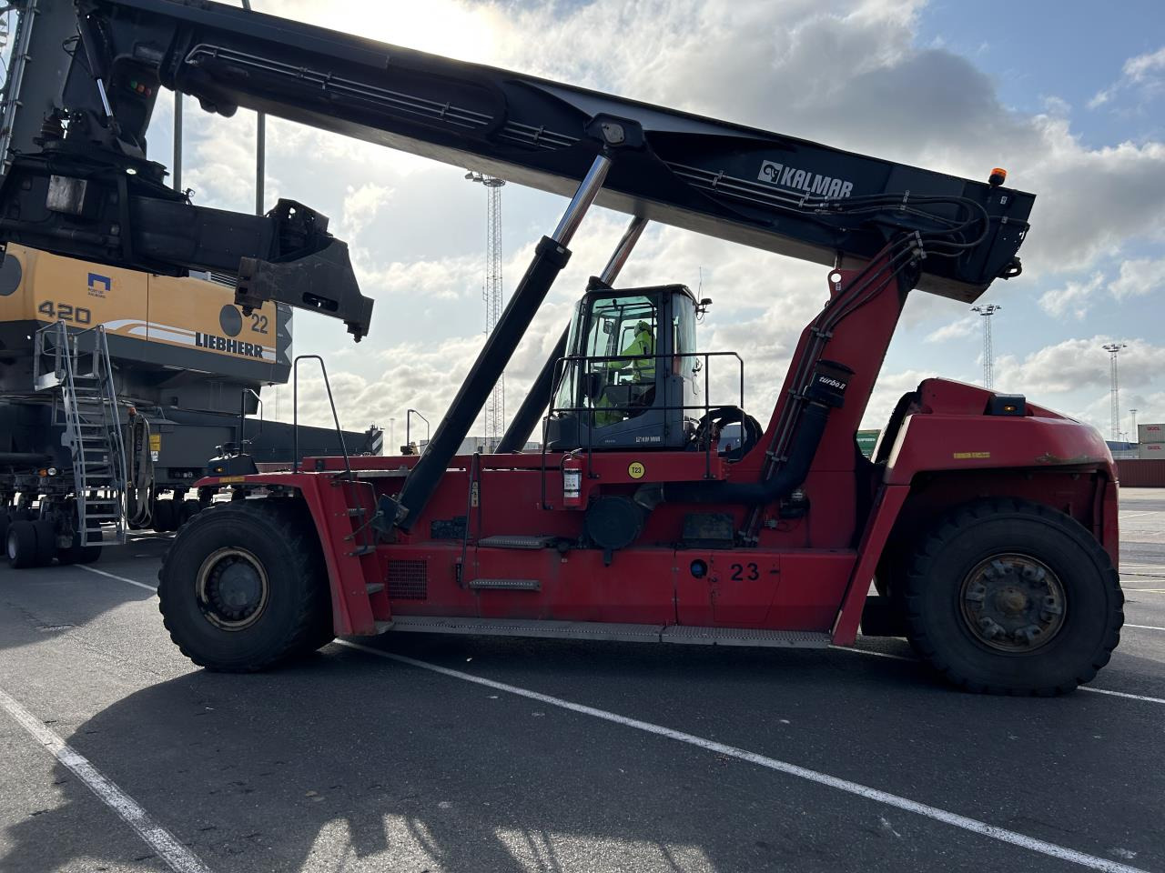 Kalmar DRG450-65S5 - Reach stacker: photos 1 Kalmar DRG450-65S5 - Reach stacker: photos 1