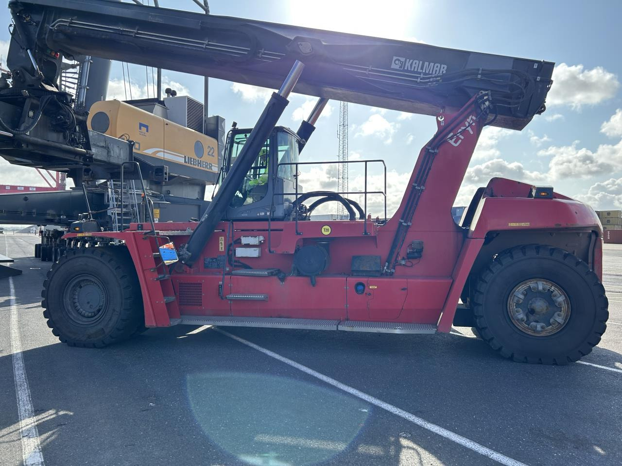Kalmar DRG450-65S5 - Reach stacker: photos 1 Kalmar DRG450-65S5 - Reach stacker: photos 1