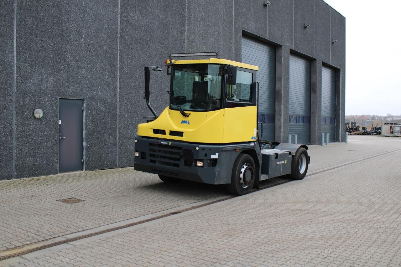 MOL RM255 4X4 - Tracteur portuaire: photos 2 MOL RM255 4X4 - Tracteur portuaire: photos 2