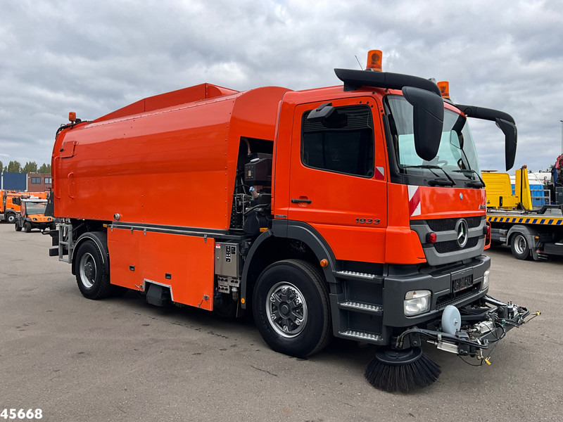 Mercedes-Benz Axor 1833 4x4 Schörling SORF Schienenreinigungs/Railway sweeper Just 38.680 Km! - Balayeuse de voirie: photos 5 Mercedes-Benz Axor 1833 4x4 Schörling SORF Schienenreinigungs/Railway sweeper Just 38.680 Km! - Balayeuse de voirie: photos 5