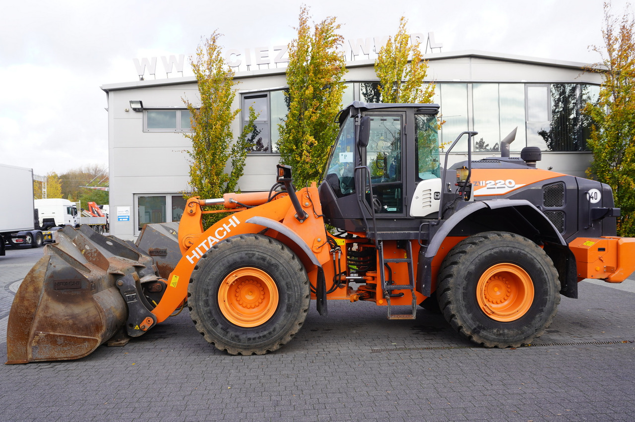 HITACHI ZW220 articulated loader / 2 buckets - Chargeuse sur pneus: photos 3 HITACHI ZW220 articulated loader / 2 buckets - Chargeuse sur pneus: photos 3