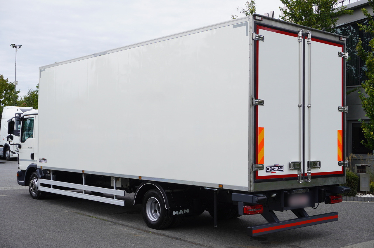 MAN TGL 12.190 / CHEREAU Refrigerator 18 PAL multitemperature / Thermoking T-1200R / 100,000 km - Camion frigorifique: photos 4 MAN TGL 12.190 / CHEREAU Refrigerator 18 PAL multitemperature / Thermoking T-1200R / 100,000 km - Camion frigorifique: photos 4