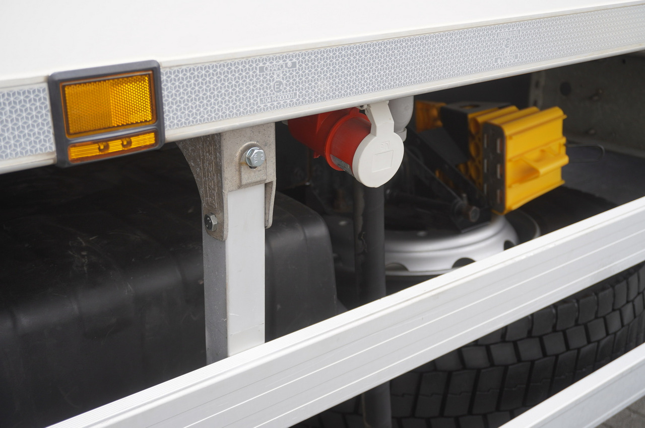Camion frigorifique pour transport de viande MAN TGM 18.320 / CHEREAU meat hook refrigerator / Carcass elevator: photos 9