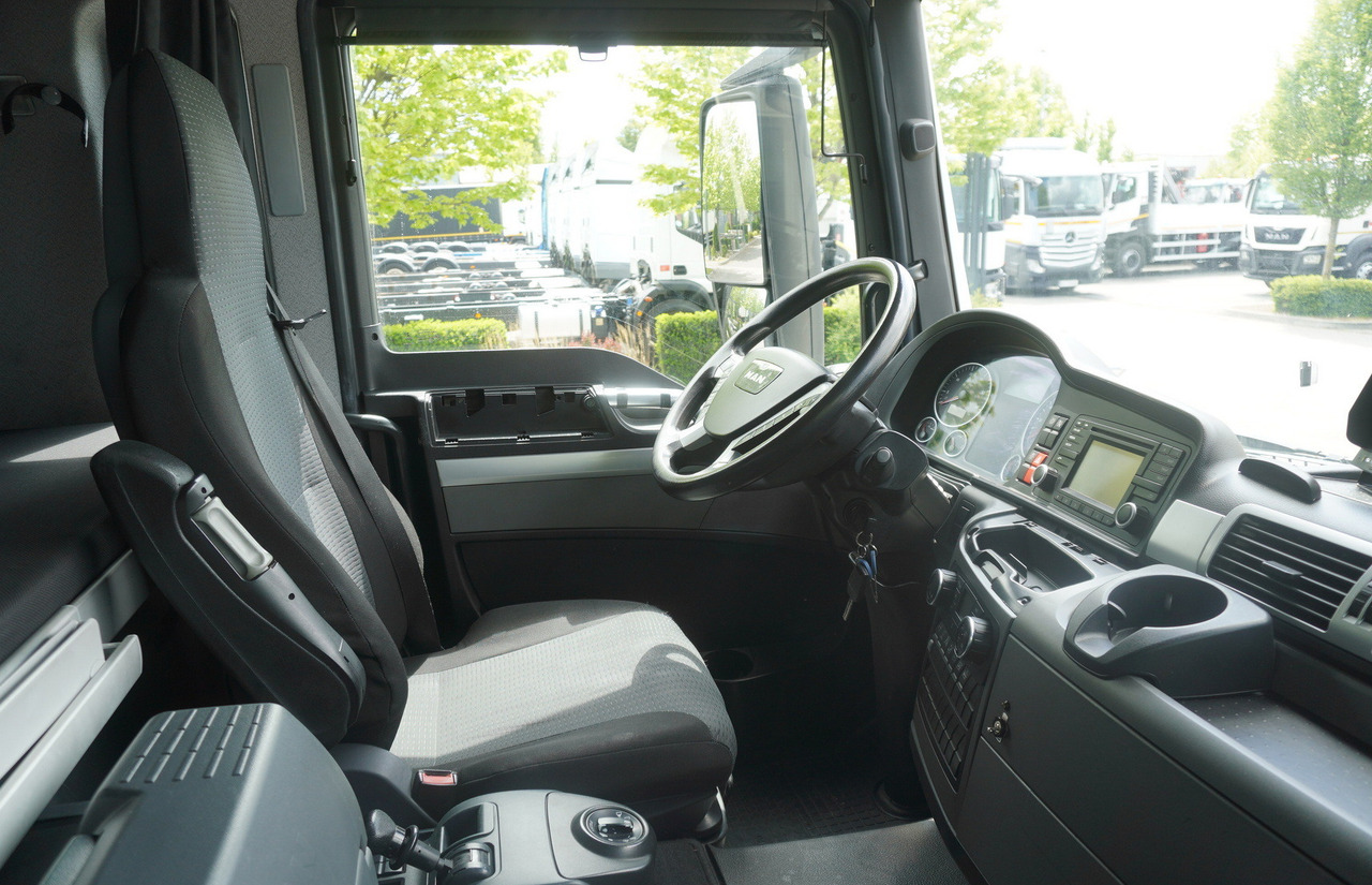 Camion à rideaux coulissants MAN TGS 18.440 / 19 EPAL curtainsider / Sleeper cab: photos 26 Camion à rideaux coulissants MAN TGS 18.440 / 19 EPAL curtainsider / Sleeper cab: photos 26