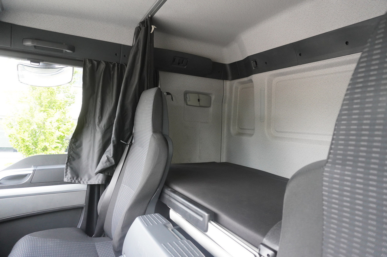 Camion à rideaux coulissants MAN TGS 18.440 / 19 EPAL curtainsider / Sleeper cab: photos 23 Camion à rideaux coulissants MAN TGS 18.440 / 19 EPAL curtainsider / Sleeper cab: photos 23