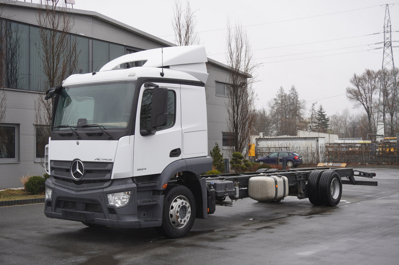 MERCEDES-BENZ Actros 1824 / 9.1 m chassis / sleeping cabin - Châssis cabine: photos 1 MERCEDES-BENZ Actros 1824 / 9.1 m chassis / sleeping cabin - Châssis cabine: photos 1