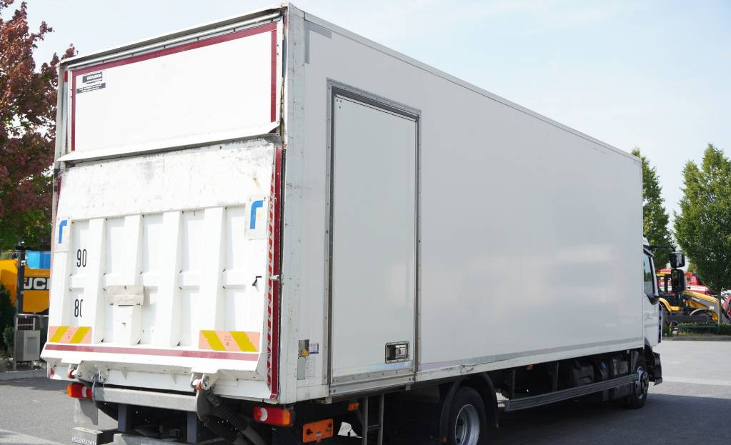 RENAULT D12 E6 / Container 18 pallets / tail lift - Camion fourgon: photos 5 RENAULT D12 E6 / Container 18 pallets / tail lift - Camion fourgon: photos 5