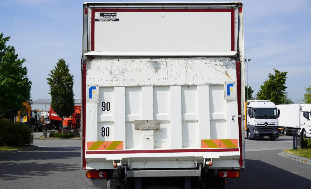 RENAULT Renault D12 E6 / Container 18 pallets / Lift - Camion fourgon: photos 4 RENAULT Renault D12 E6 / Container 18 pallets / Lift - Camion fourgon: photos 4