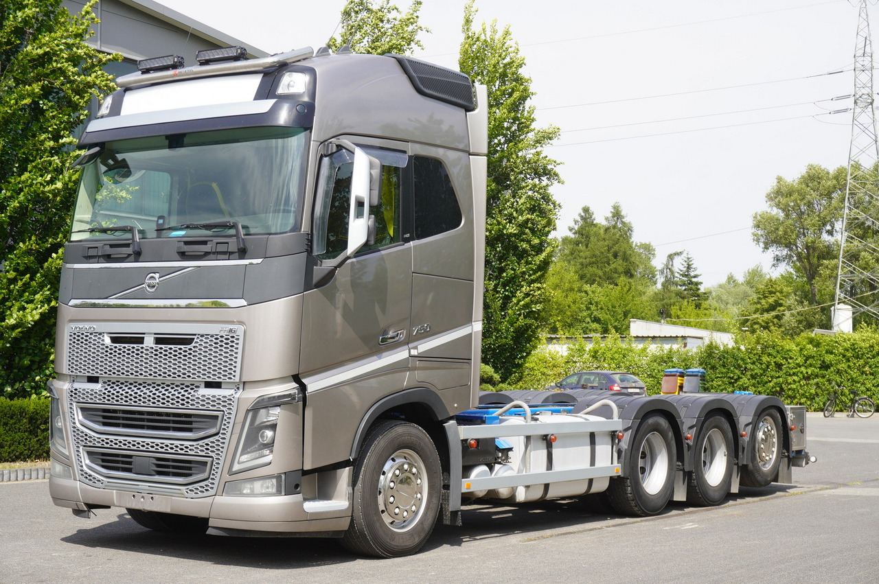 VOLVO FH16 750 8x4x4 / 750 HP! / Frame 685 cm / Steered 4th axle - Châssis cabine: photos 2 VOLVO FH16 750 8x4x4 / 750 HP! / Frame 685 cm / Steered 4th axle - Châssis cabine: photos 2