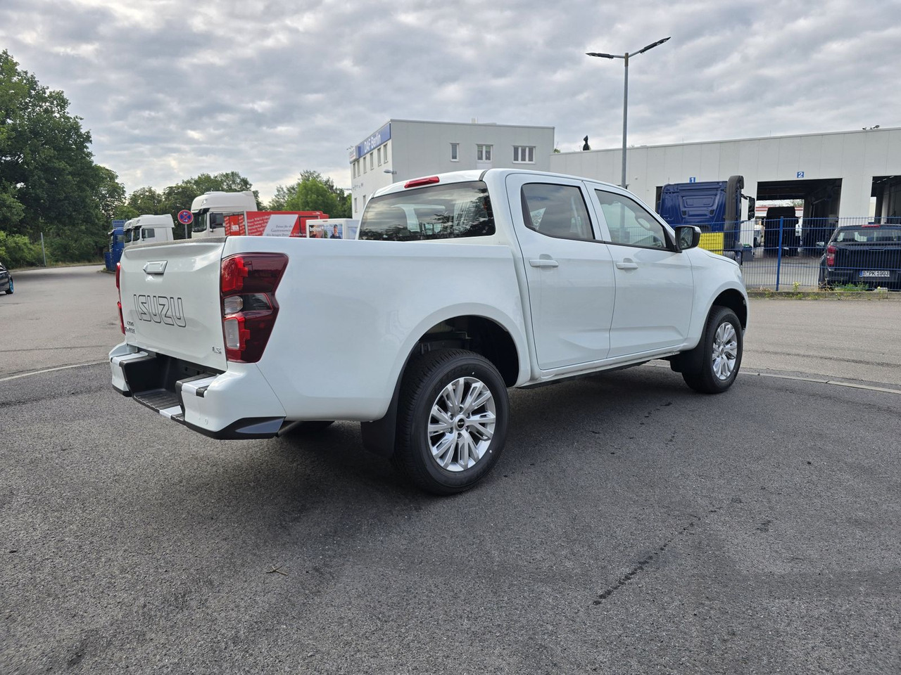 Isuzu PICK UP LS inkl. Ladeflächenausspritzung, 25er M - SUV: photos 3 Isuzu PICK UP LS inkl. Ladeflächenausspritzung, 25er M - SUV: photos 3