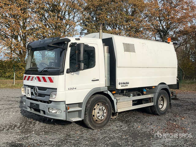 2013 Mercedes-Benz 1324 4x2 Sweeper Truck - Balayeuse de voirie: photos 1 2013 Mercedes-Benz 1324 4x2 Sweeper Truck - Balayeuse de voirie: photos 1