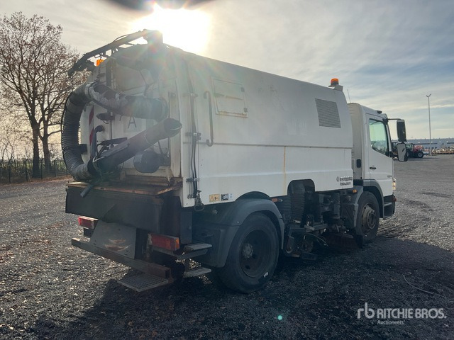 2013 Mercedes-Benz 1324 4x2 Sweeper Truck - Balayeuse de voirie: photos 4 2013 Mercedes-Benz 1324 4x2 Sweeper Truck - Balayeuse de voirie: photos 4