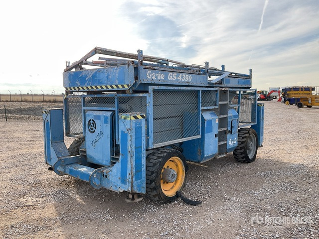 2001 Genie GS4390RT 4x4 Diesel Scissor Lift - Nacelle ciseaux: photos 3 2001 Genie GS4390RT 4x4 Diesel Scissor Lift - Nacelle ciseaux: photos 3