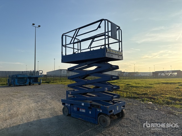 2008 Haulotte Compact12 Electric Scissor Lift - Nacelle ciseaux: photos 1 2008 Haulotte Compact12 Electric Scissor Lift - Nacelle ciseaux: photos 1