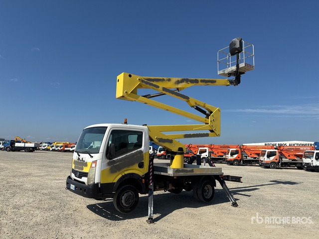 2011 Nissan Cabstar 2011 Socage DA320 20 m on Bucket Truck - Camion avec nacelle: photos 1 2011 Nissan Cabstar 2011 Socage DA320 20 m on Bucket Truck - Camion avec nacelle: photos 1