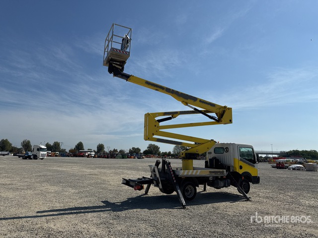 2011 Nissan Cabstar 2011 Socage DA320 20 m on Bucket Truck - Camion avec nacelle: photos 3 2011 Nissan Cabstar 2011 Socage DA320 20 m on Bucket Truck - Camion avec nacelle: photos 3