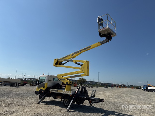 2011 Nissan Cabstar 2011 Socage DA320 20 m on Bucket Truck - Camion avec nacelle: photos 4 2011 Nissan Cabstar 2011 Socage DA320 20 m on Bucket Truck - Camion avec nacelle: photos 4