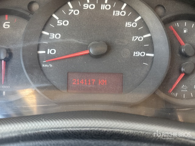 Nissan NV400 Flatbed Truck - Camion plateau: photos 3 Nissan NV400 Flatbed Truck - Camion plateau: photos 3