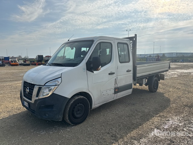 Nissan NV400 Flatbed Truck - Camion plateau: photos 2 Nissan NV400 Flatbed Truck - Camion plateau: photos 2