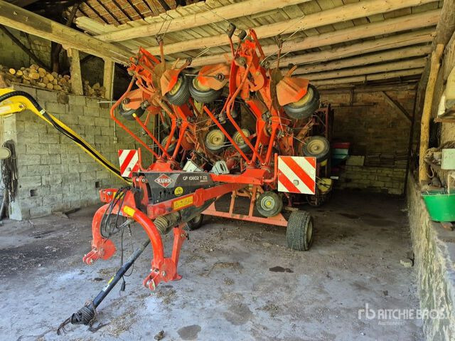 2015 Kuhn GF 10802 T 10.8 m Semi-Mount 10 Rotor Hay Tedder - Broyeur/ Épareuse: photos 2 2015 Kuhn GF 10802 T 10.8 m Semi-Mount 10 Rotor Hay Tedder - Broyeur/ Épareuse: photos 2
