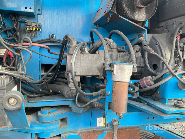 2010 Genie Z135/70 4WD Diesel Articulating Boom Lift - Nacelle articulée: photos 1 2010 Genie Z135/70 4WD Diesel Articulating Boom Lift - Nacelle articulée: photos 1