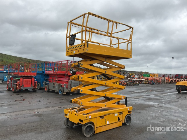 2015 Haulotte Compact 12 Electric Scissor Lift - Nacelle ciseaux: photos 1 2015 Haulotte Compact 12 Electric Scissor Lift - Nacelle ciseaux: photos 1