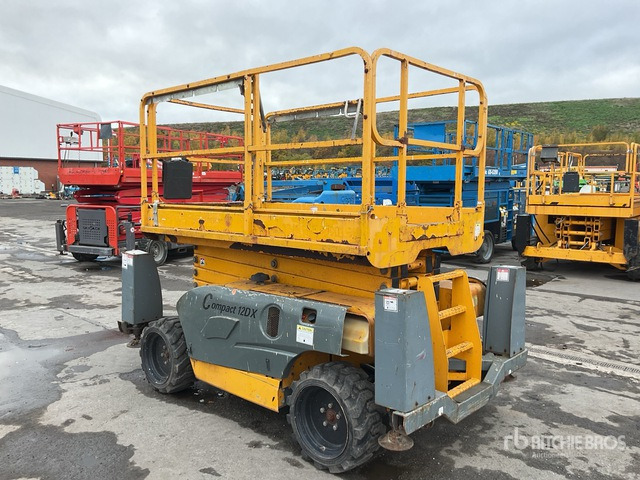 2015 Haulotte Compact 12DX 4x4 Diesel Scissor Lift - Nacelle ciseaux: photos 3 2015 Haulotte Compact 12DX 4x4 Diesel Scissor Lift - Nacelle ciseaux: photos 3