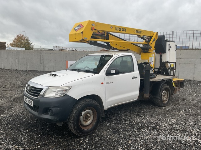 Toyota Hilux Bucket Truck - Camion avec nacelle: photos 3 Toyota Hilux Bucket Truck - Camion avec nacelle: photos 3