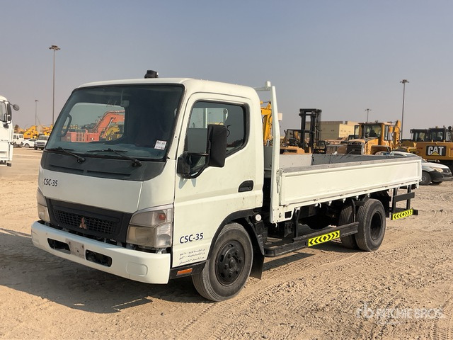 2006 Mitsubishi Canter 4x2 Flatbed Truck - Camion plateau: photos 1 2006 Mitsubishi Canter 4x2 Flatbed Truck - Camion plateau: photos 1