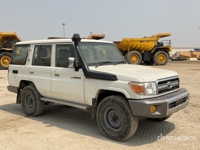 2011 Toyota Land Cruiser LX 76R 4x4 SUV - SUV: photos 2 2011 Toyota Land Cruiser LX 76R 4x4 SUV - SUV: photos 2