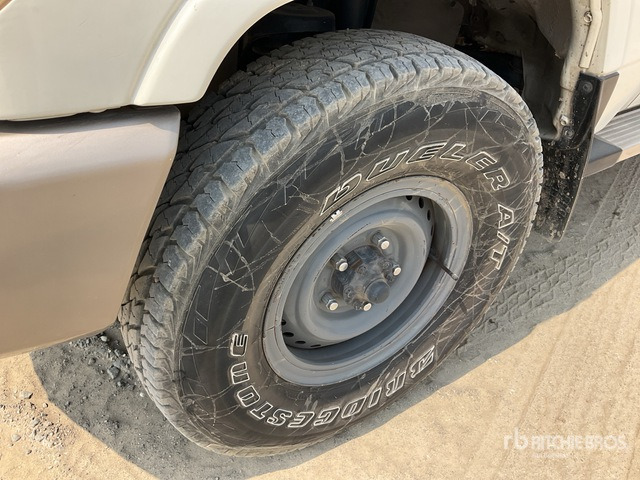 2011 Toyota Land Cruiser LX 76R 4x4 SUV - SUV: photos 5 2011 Toyota Land Cruiser LX 76R 4x4 SUV - SUV: photos 5