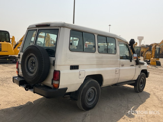 2013 Toyota Land Cruiser 78L 4x4 SUV - SUV: photos 3 2013 Toyota Land Cruiser 78L 4x4 SUV - SUV: photos 3
