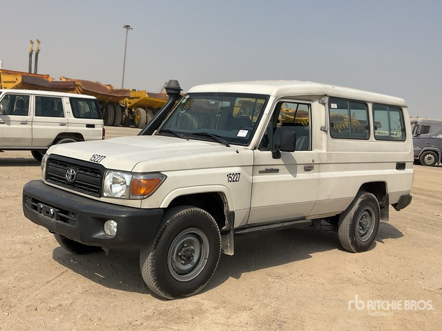2013 Toyota Land Cruiser 78L 4x4 SUV - SUV: photos 1 2013 Toyota Land Cruiser 78L 4x4 SUV - SUV: photos 1