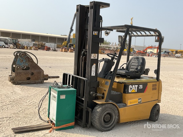 2014 Cat EP25K-PAC 2.5 ton Electric Forklift - Chariot élévateur électrique: photos 2 2014 Cat EP25K-PAC 2.5 ton Electric Forklift - Chariot élévateur électrique: photos 2